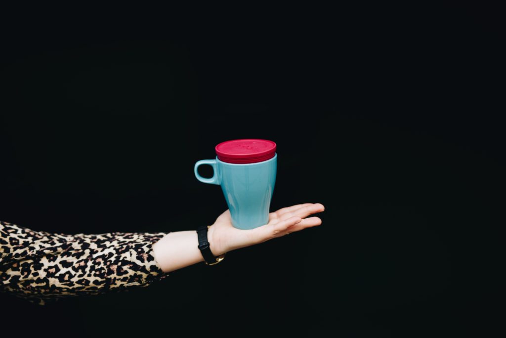 udo®, der erste Coffee-to-go Mehrwegdeckel, der auf fast alle Tassen passt